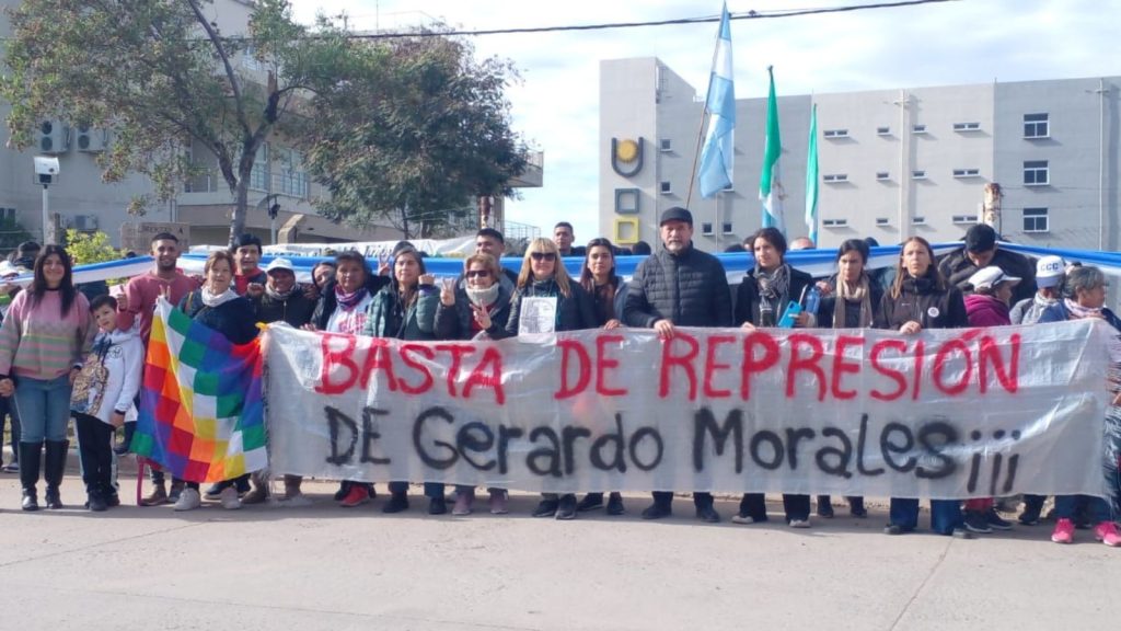personas sosteniendo un pasacalle