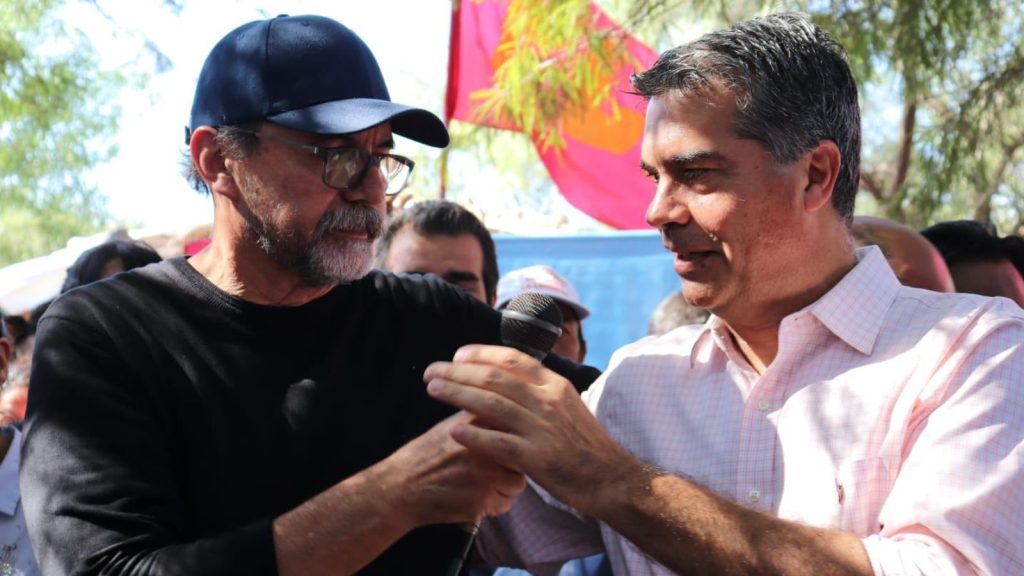 dos personas pasándose en micrófono