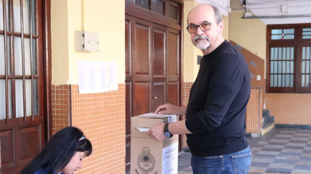 persona votando