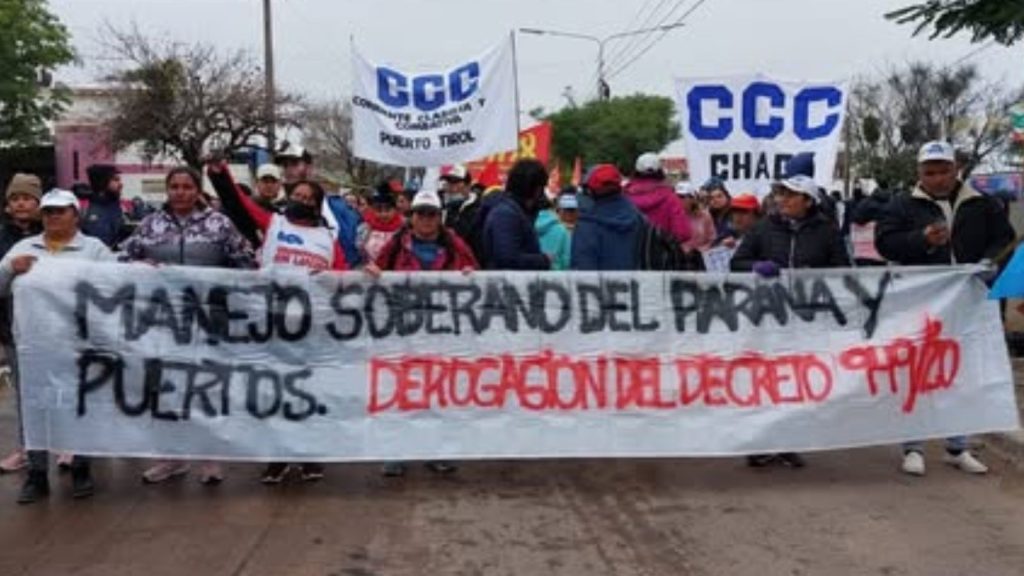 personas marchando con un pasacalle
