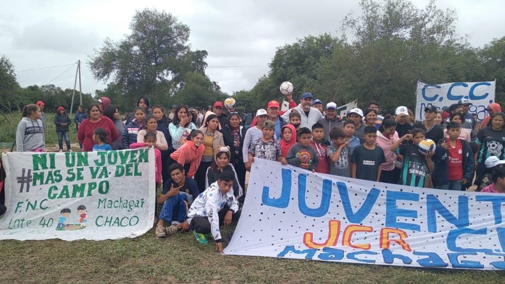 personas sosteniendo pasacalle