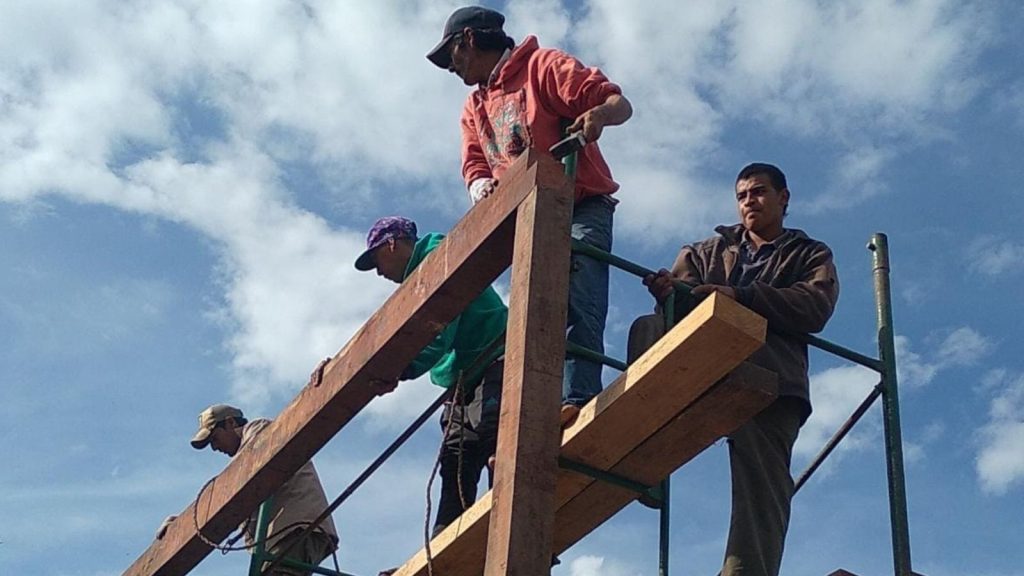 personas arriba de un andamio