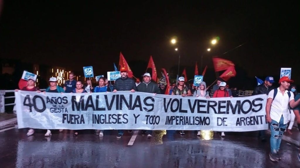personas marchando con un pasacalles